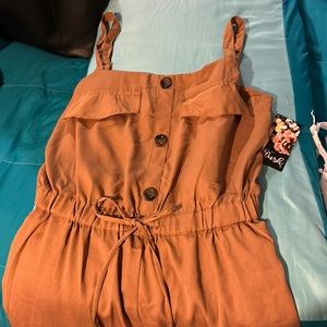 This is a beautiful romper color is very beautiful